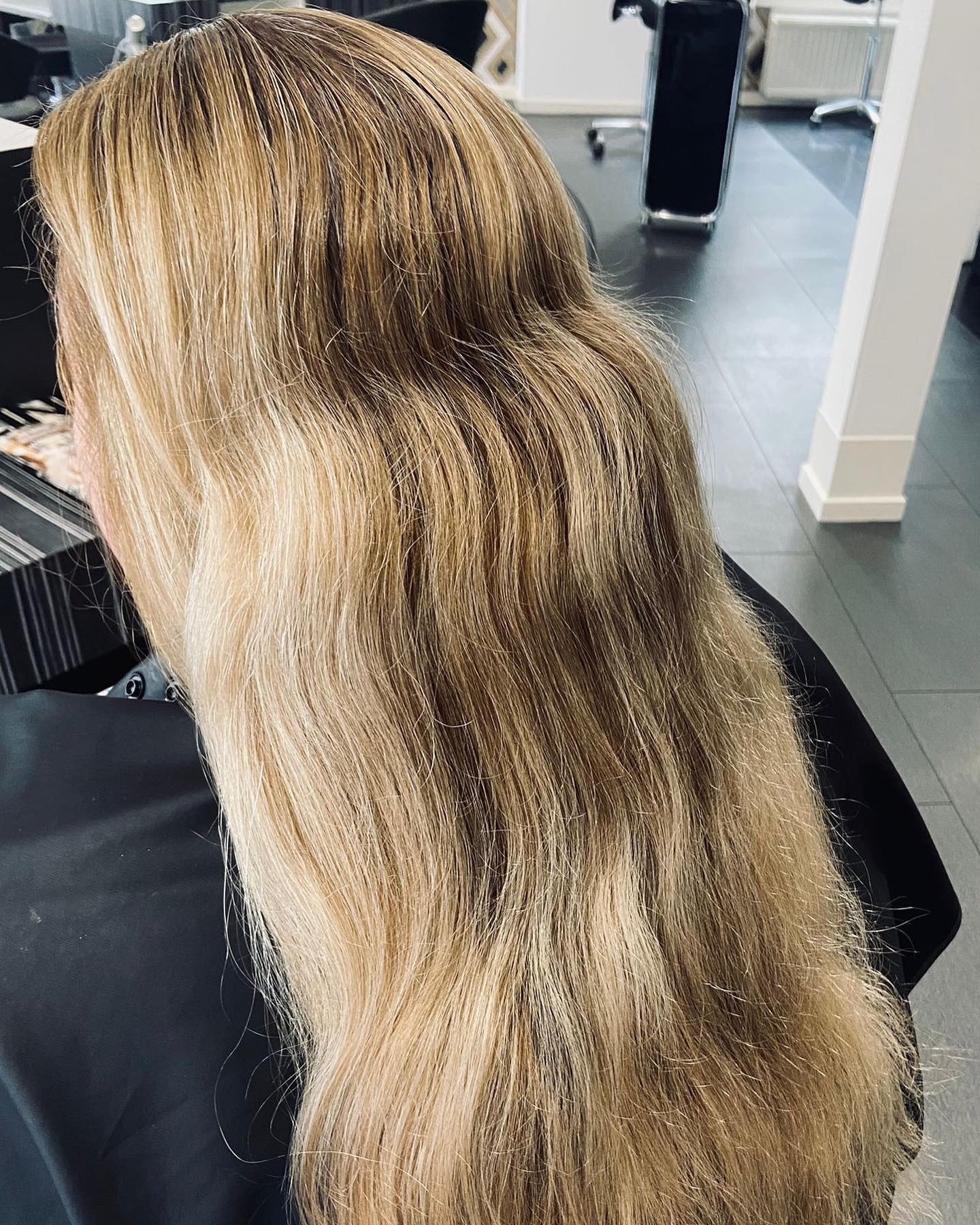 Lang blond haar met een zachte overgang van donker naar licht