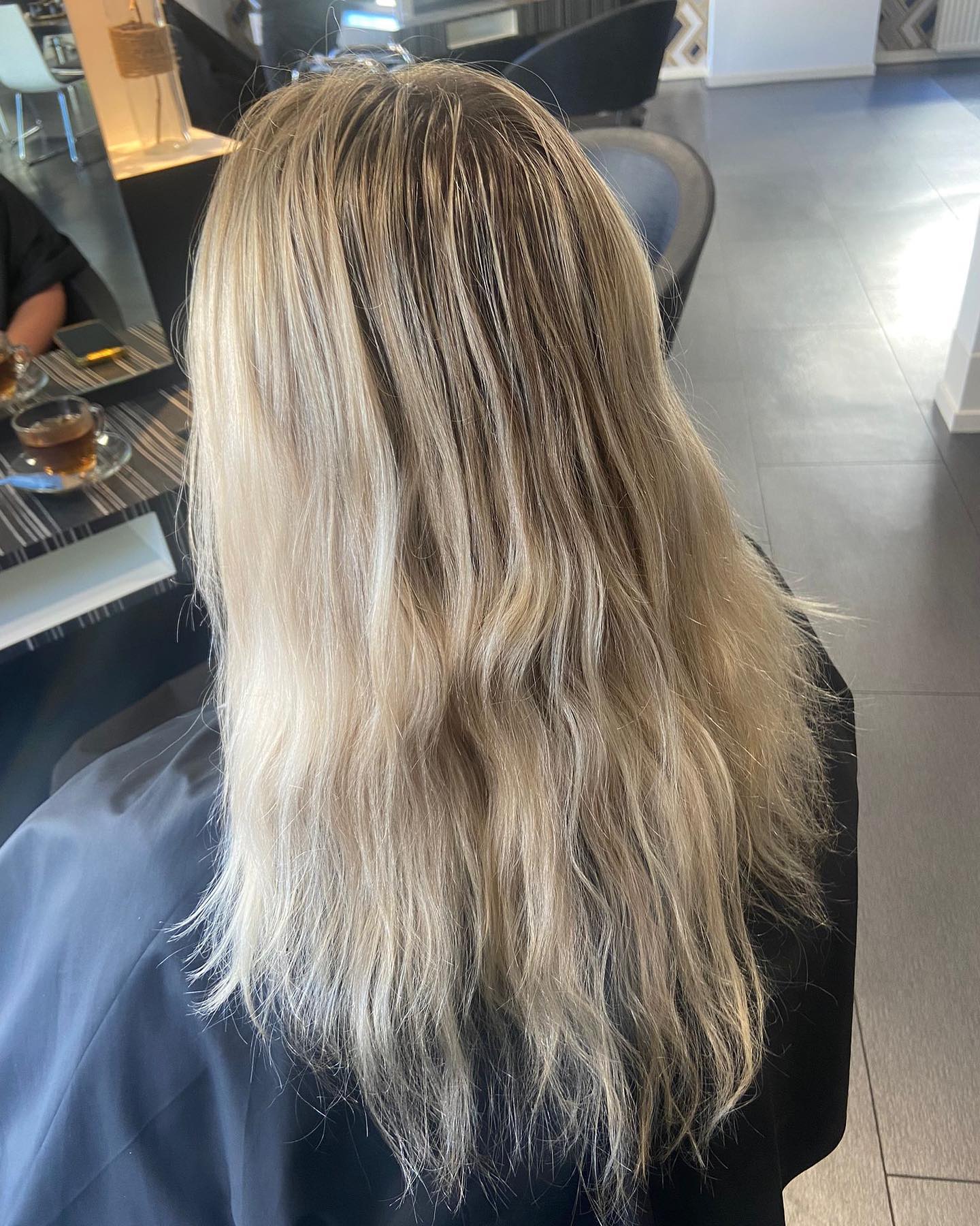 Lang lichtblond haar met highlights, aan de kaptafel